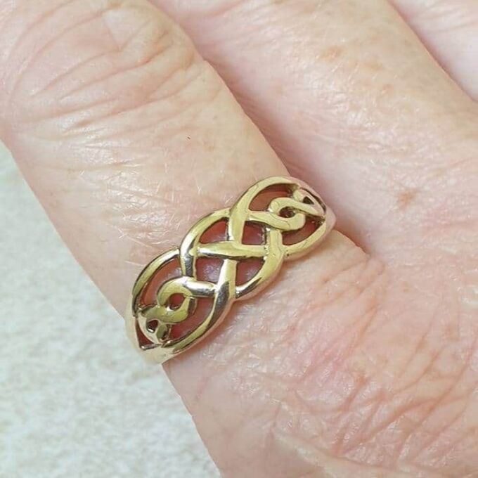 Graduating Celtic Knot Ring in 9ct Gold.