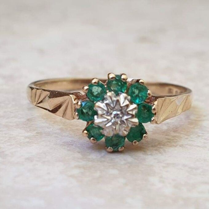 Agate and Diamond Cluster Ring in 9ct Gold, a UK N 1/2 or a US 7 1/4