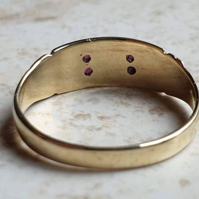 Pearl and Ruby Ring in 9ct Gold, a UK N 1/2 or a US 7 1/4.