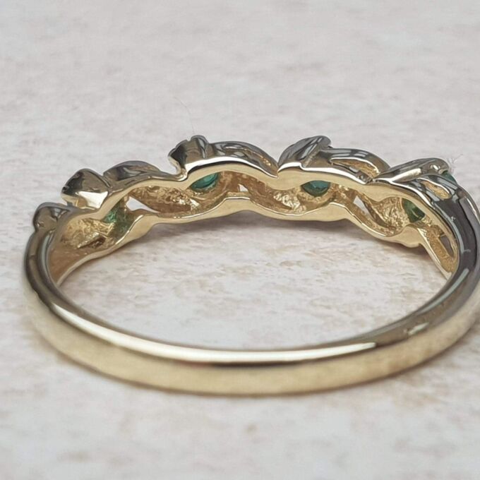 Beautiful Emerald and Diamond Ring in 9ct Gold, a UK M 1/2 or a US 6 3/4.