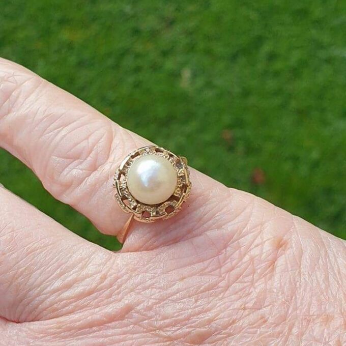 Pearl Solitaire Ring in 9ct Gold.