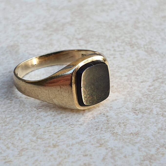 Squared Onyx Signet Ring in 9ct Gold, a UK J 1/2 or a US 5 1/4