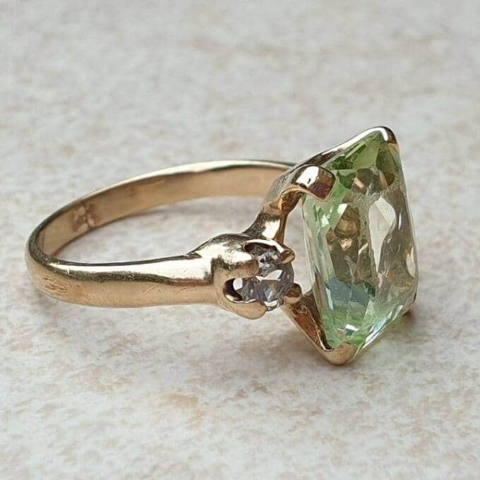 Synthetic Green Spinel Ring in 14K gold, a UK H or a US 4