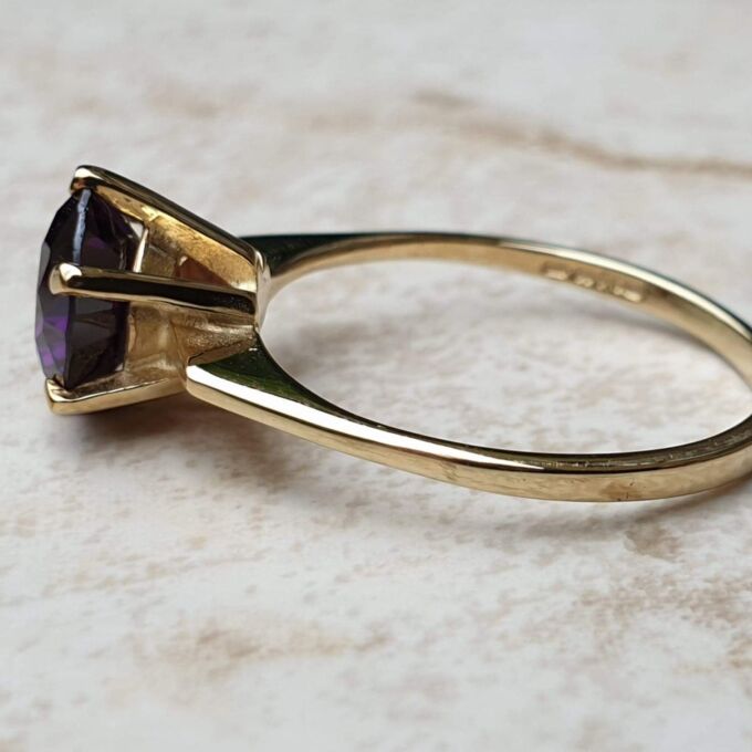 Sale – Fabulous Violet Paste Solitaire 9ct Gold Ring, a UK N 1/2 or a US 7 1/4.