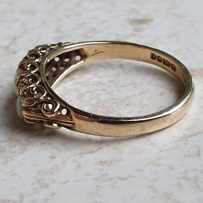 Opal and Garnet Ring in 9ct Gold, a UK N or a US 7