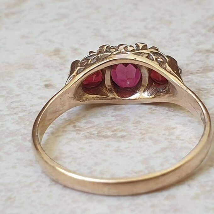 Three Stone Garnet Ring in 0ct Gold, a UK Q or a US 8 1/2