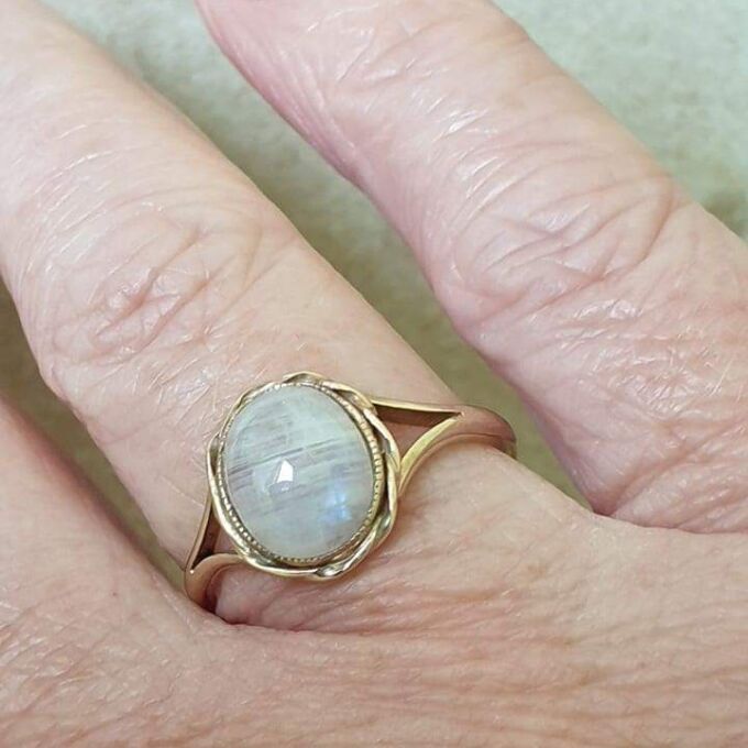 Oval Moonstone Ring in 9ct Gold, a UK O 1/2 or a US 8