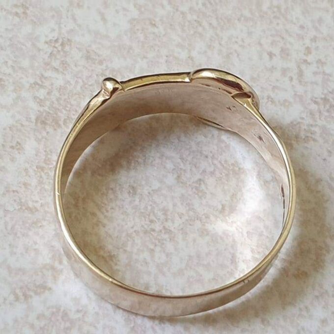 Simple Buckle Ring in 9ct Gold, a UK Q or a US 8 1/2