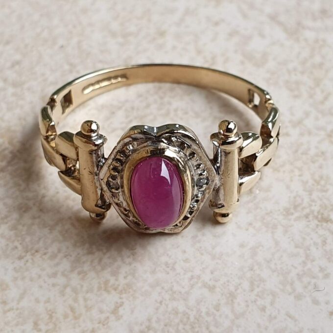 Ruby Cabochon Ring in 9ct Gold, a UK N 1/2 or a US 7 1/4