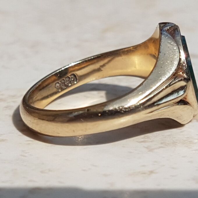 Timeless Oval Bloodstone Signet Ring in 9ct Gold, a UK K 1/2 or a US 5 3/4.