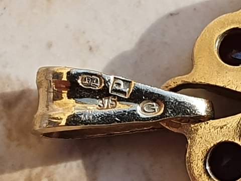 Garnet Four Leaf Clover Pendant in 9ct Gold