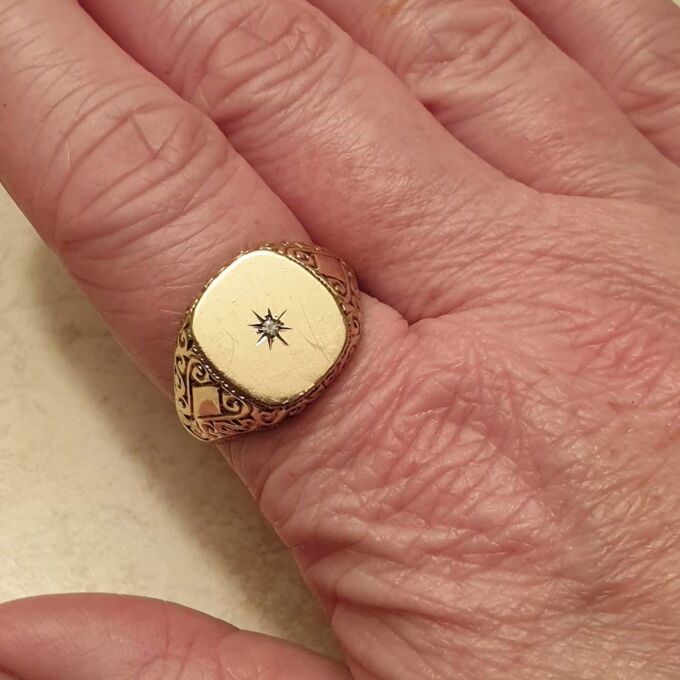 Big Ornate Signet Ring in 9ct Gold, a UK size V or a US 11.