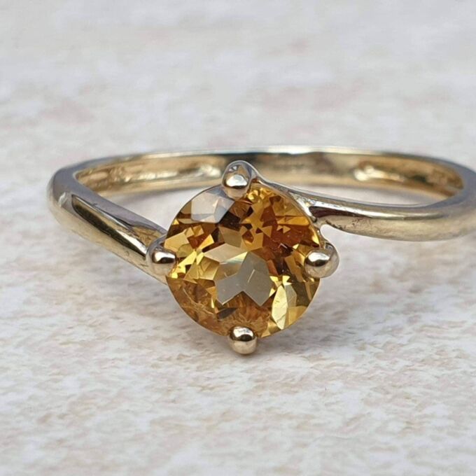 Citrine Solitaire Ring in 9ct Gold.