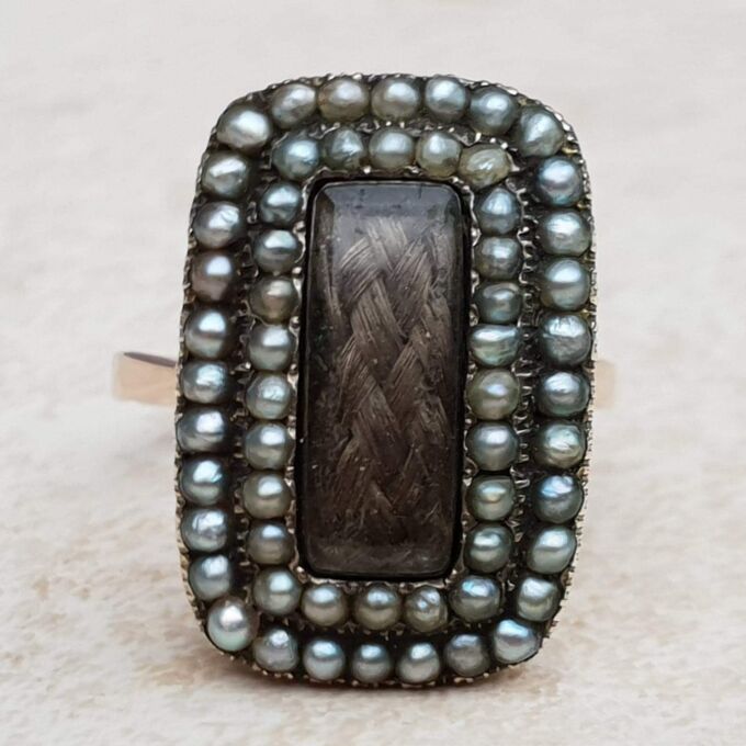 Antique Mourning Ring with Hair in 9ct Gold, a UK K 1/2 or a US 5 3/4.