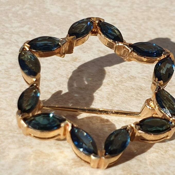 Star Design Sapphire Brooch in 9ct Gold.