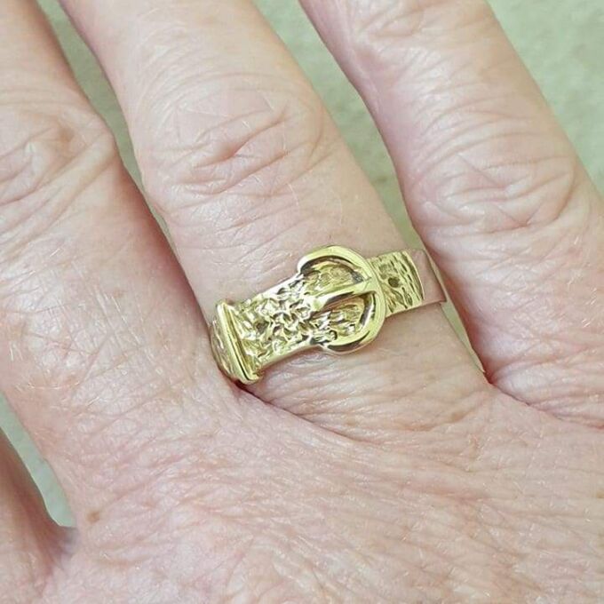 Simple Buckle Ring in 9ct Gold, a UK Q or a US 8 1/2