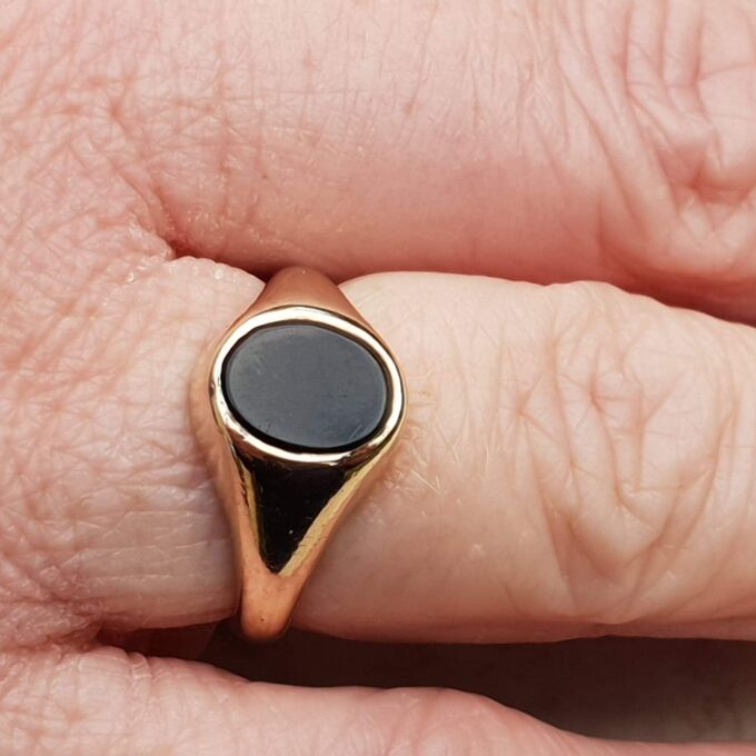 Super Onyx Signet Ring in 9ct Gold, a UK K 1/2 or a US 5 3/4.