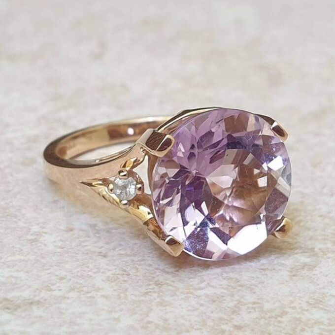 Pale Amethyst and White Topaz Ring in 9ct Gold, a UK K 1/2 or a US 5 3/4