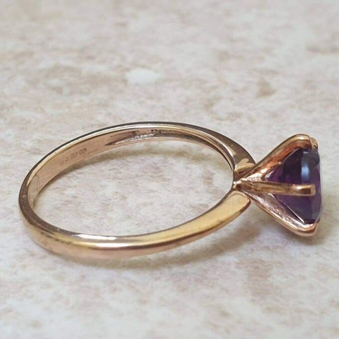 Amethyst Solitaire Ring in 9ct Gold.