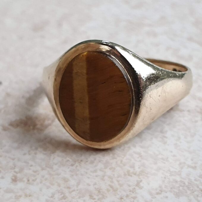 Tigers Eye Signet Ring in 9ct Gold, a UK P 1/2 or a US 8