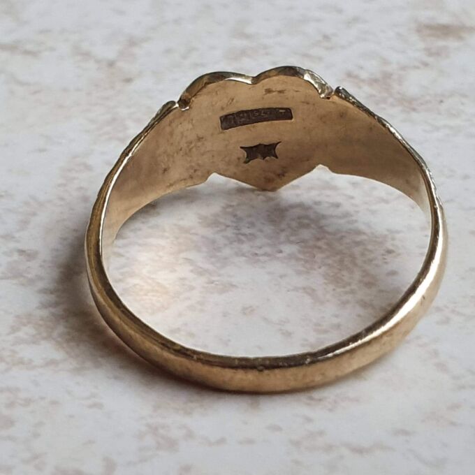 Ornate Part Engraved Heart Signet in 9ct Gold, a UK J or a US 5