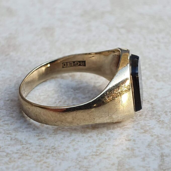 Squared Onyx Signet Ring in 9ct Gold, a UK J 1/2 or a US 5 1/4
