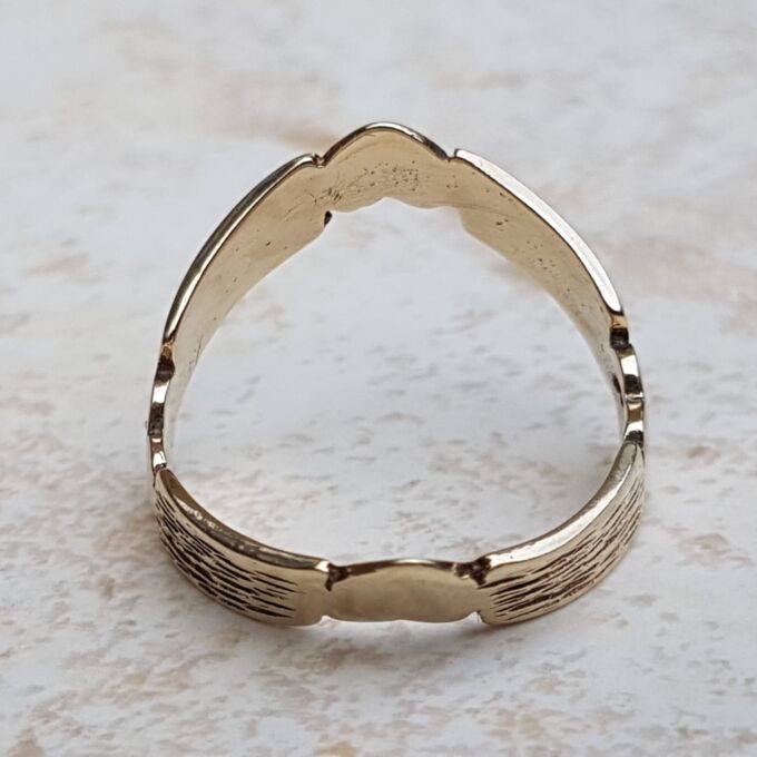 Heart Double Wishbone or Chevron Ring in 9ct Gold, a UK O or a US 7 1/4.