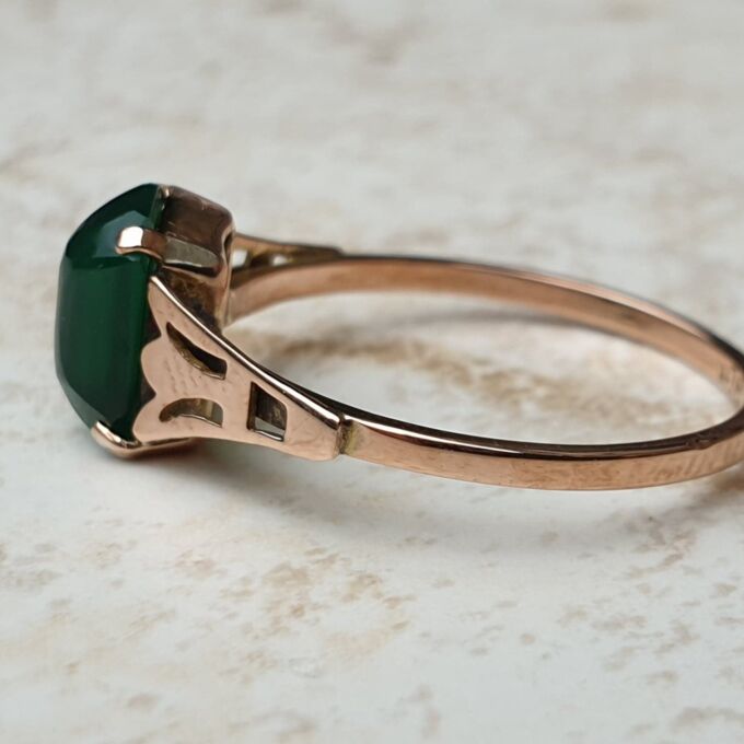 Vintage Chrysoprase Solitaire Ring in 9ct Gold, a UK M or a US 6 1/2