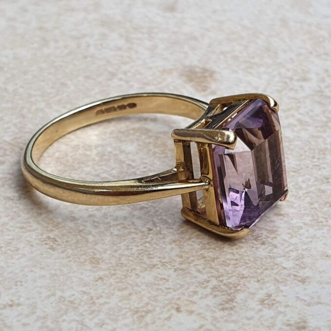 Amethyst Solitaire Ring in 9ct Gold.