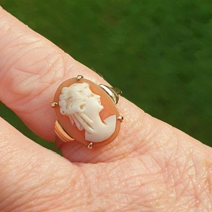 Vintage Cameo ring in 9ct Gold, a UK I 1/2 or a US 4 3/4