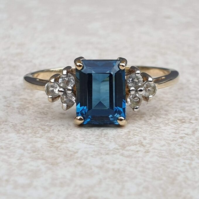 Topaz Ring in 9ct Gold,  a UK Q 1/2 – R or a US 8 3/4.