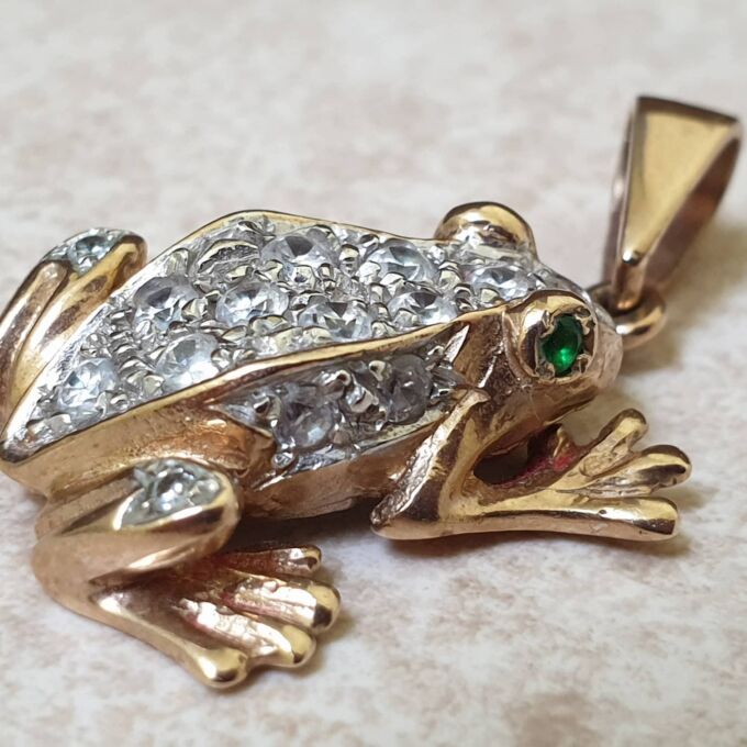 Fun Frog Pendant in 9ct Gold.