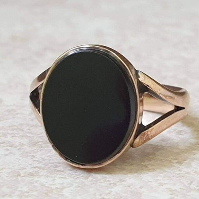Onyx Solitaire Ring in 9ct Gold, a UK G or a US 3 1/2