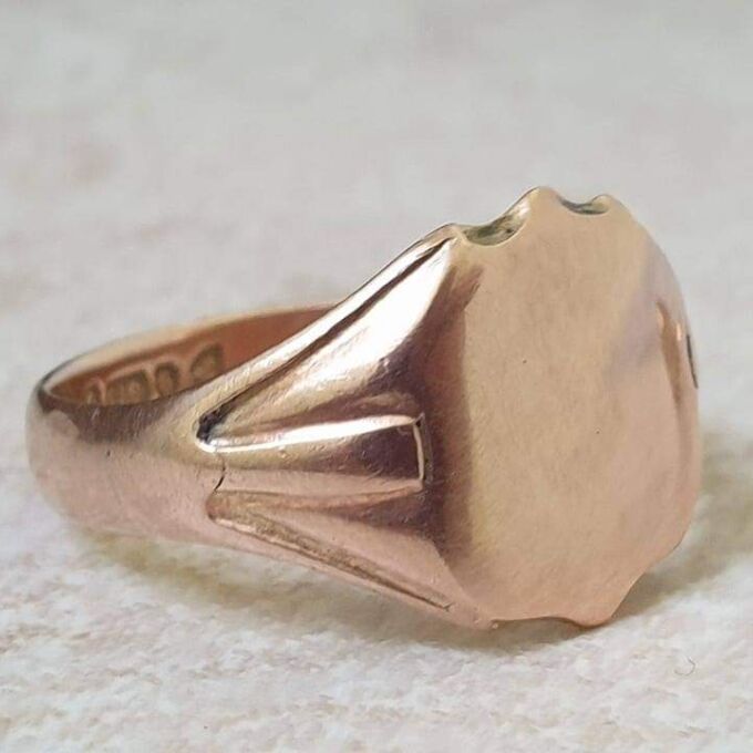 Antique Shield Ring in 9ct Gold.