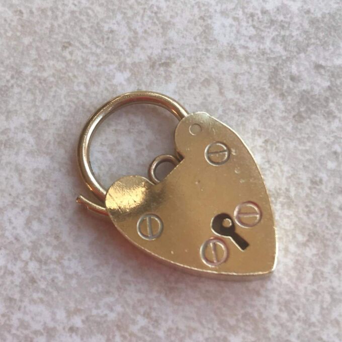 Simple Heart Padlock in 9ct Gold.