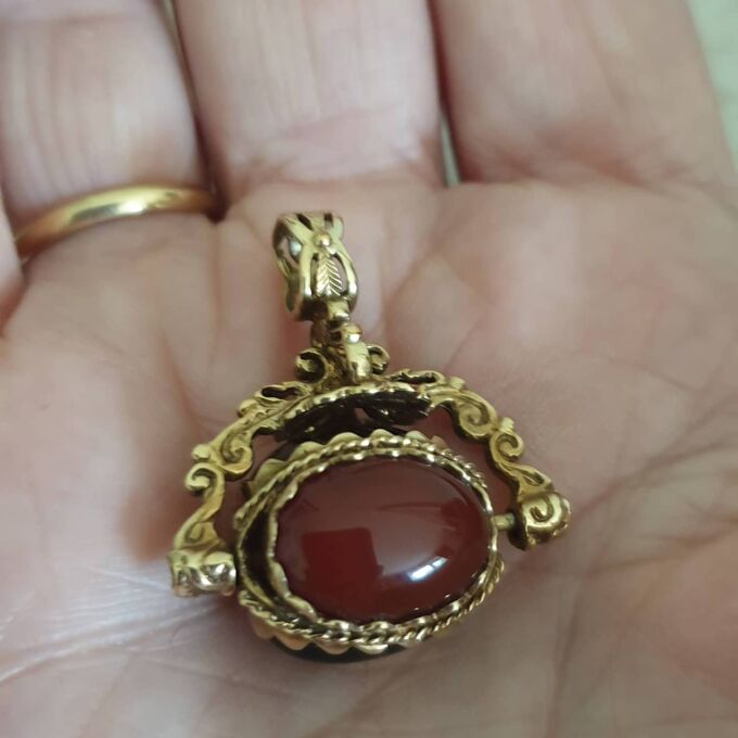 Cabochon Three Stone Spinner Pendant in 9ct Gold