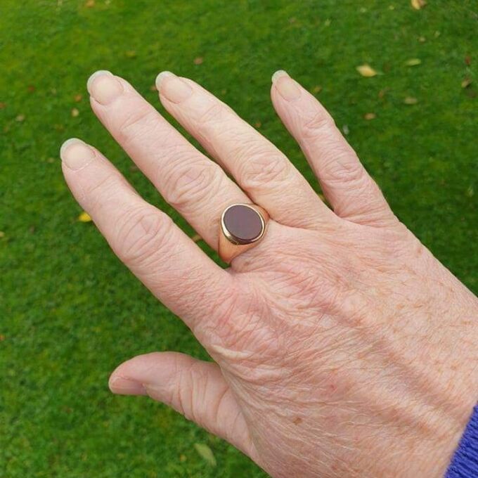 Heavyweight Carnelian Signet Ring in 9ct Gold.