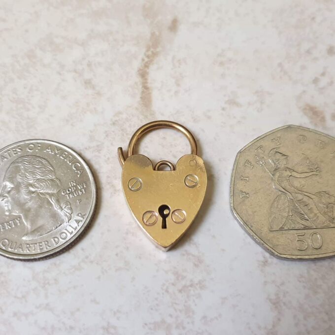 Simple Heart Padlock in 9ct Gold.