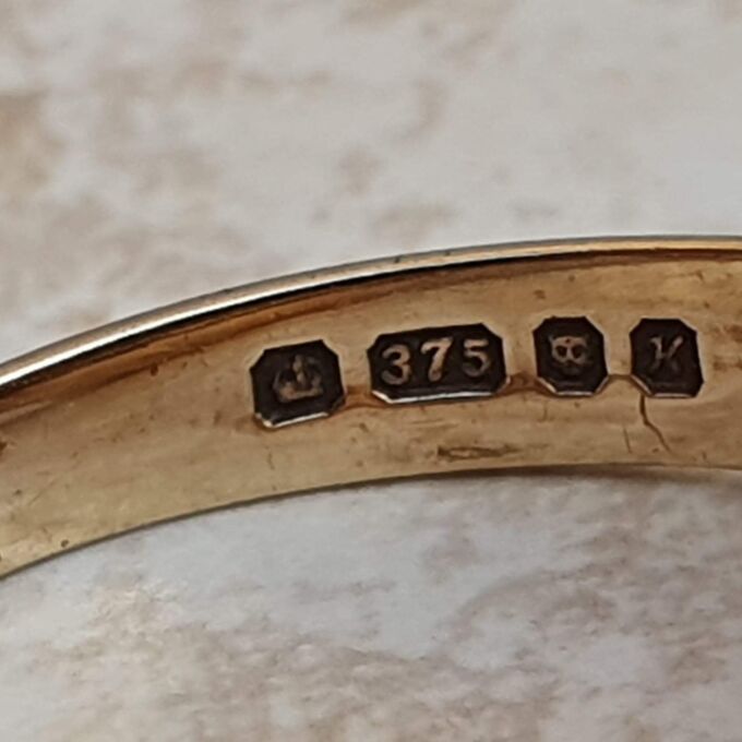 Textured Graduating Signet Ring in 9ct Gold, a UK I 1/2 or a US 4 3/4