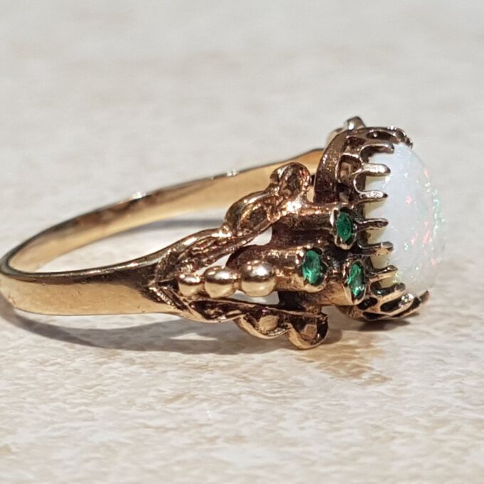 Sale – Opal and Chrysoprase Ring in 9ct Gold, a UK size N or a US 7 1/4.