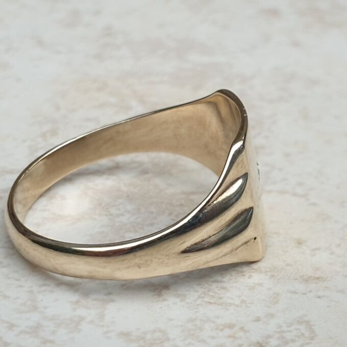 Diamond Set Signet Ring in 9ct Gold, a UK U or a US 10 1/2