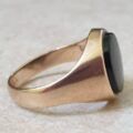 Onyx Signet Ring in 9ct Gold, a UK O or a US 7 1/2