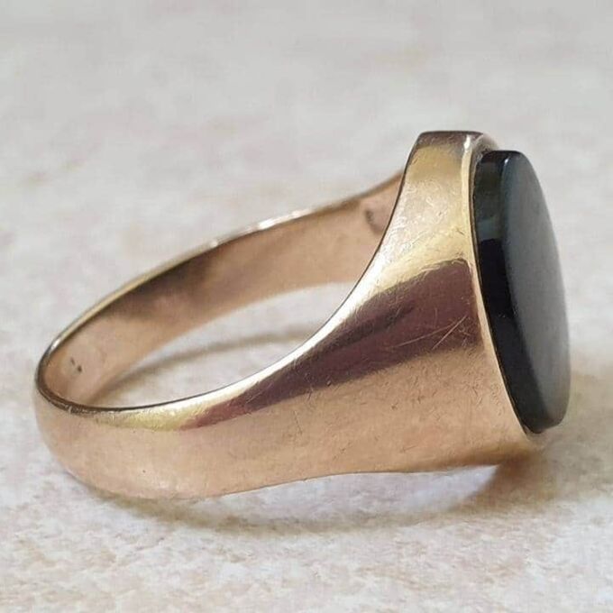 Onyx Signet Ring in 9ct Gold, a UK O or a US 7 1/2
