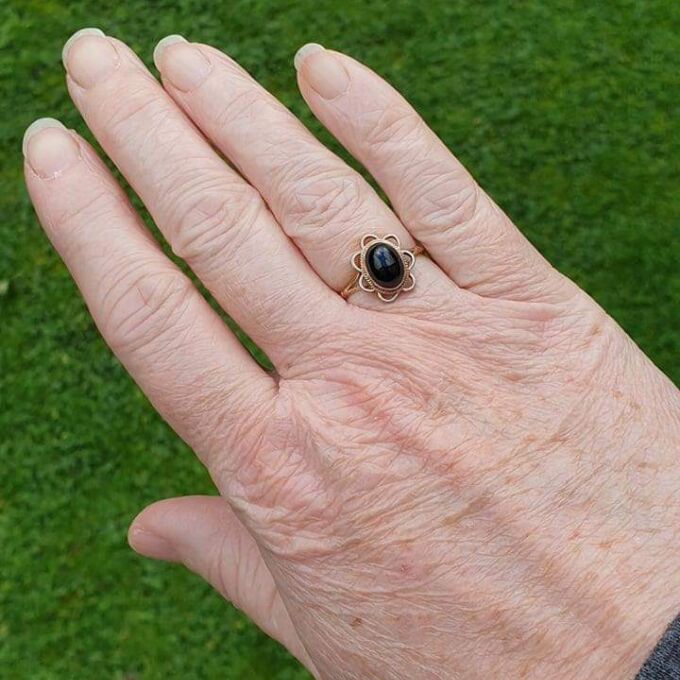 Onyx Cabochon Ring in 9ct Gold.