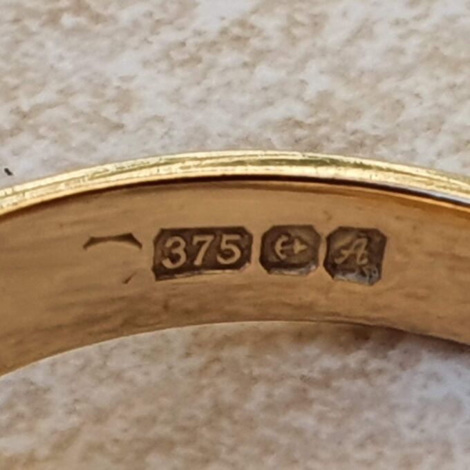 Heavy Checkerboard Design Signet Ring in 9ct Gold, a UK O or a US 7 1/2.