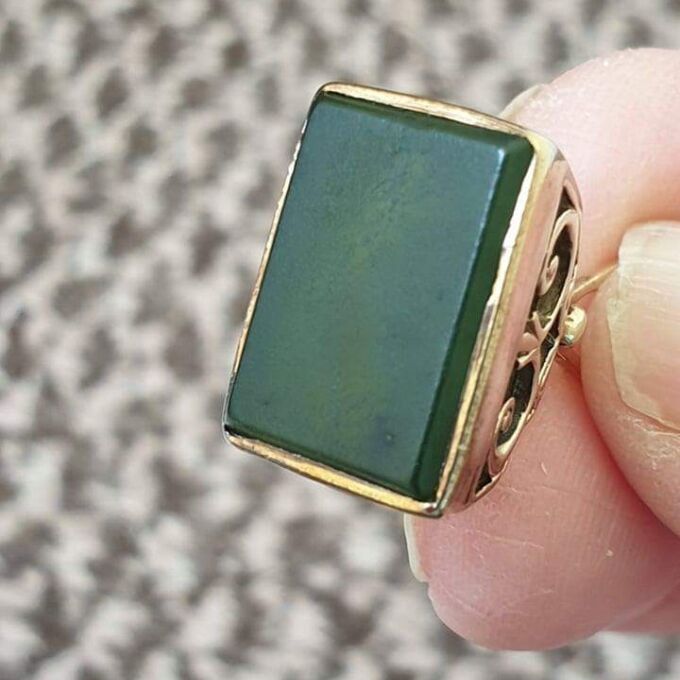 Bloodstone Fixed Fob Pendant in 9ct Gold.