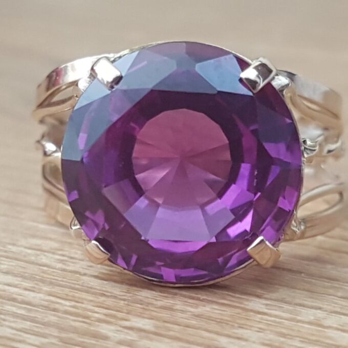 Beautiful Colour Change Sapphire Ring in 12ct Gold, a UK N 1/2 or a US 7 1/2.