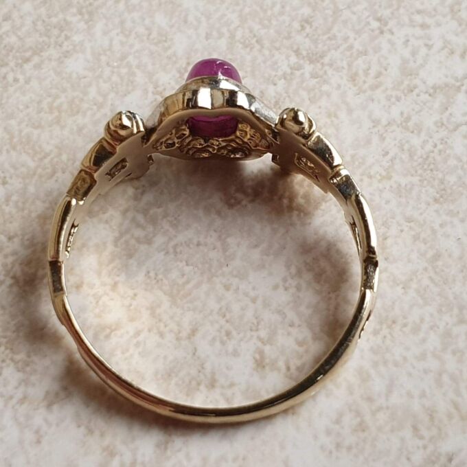 Ruby Cabochon Ring in 9ct Gold, a UK N 1/2 or a US 7 1/4