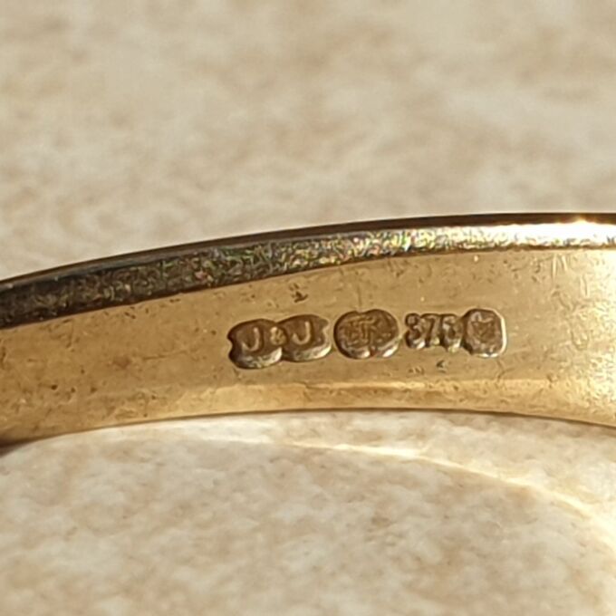 Six Stone Graduating Garnet Band Ring in 9ct Gold, a UK S or a US 9 1/4