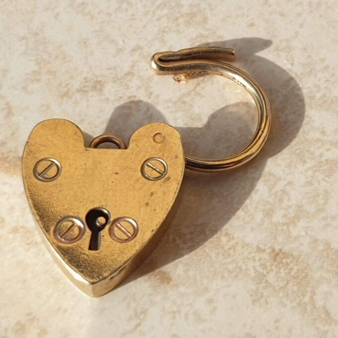 Simple Heart Padlock in 9ct Gold.